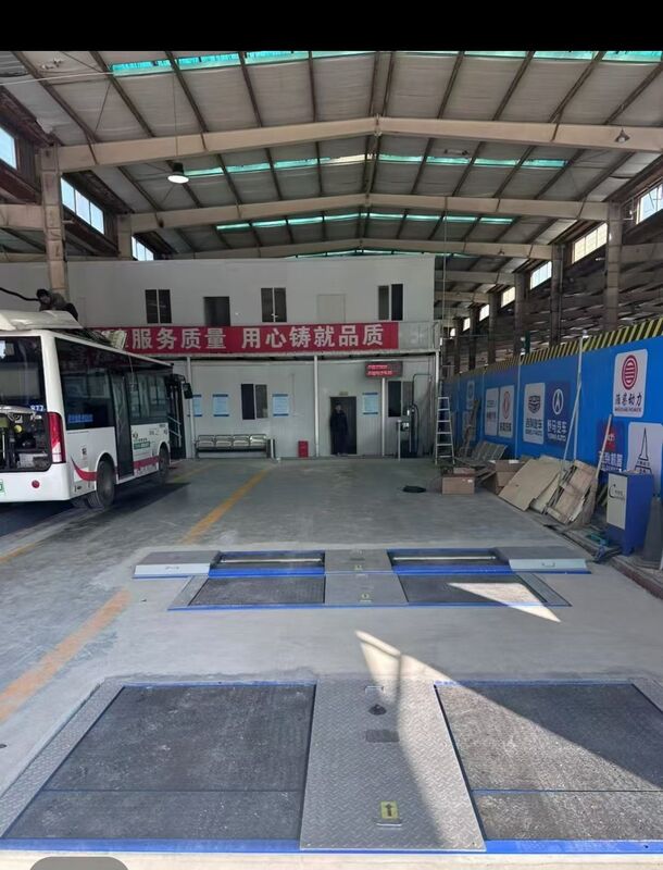 कार्टेसी ट्रक परीक्षण लेन मरम्मत की दुकान के लिए ऑटोमोबाइल रोलर ब्रेक परीक्षक बल के साथ धुरी भार दोहरी प्लेटों साइड स्लिप परीक्षक 10T क्षमता