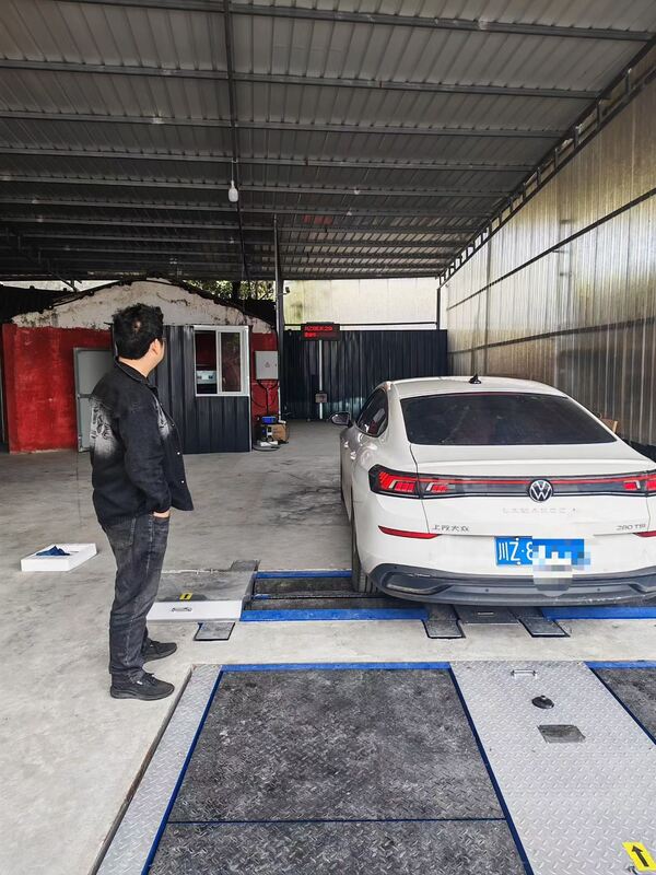 कार्टेसी ट्रक परीक्षण लेन मरम्मत की दुकान के लिए ऑटोमोबाइल रोलर ब्रेक परीक्षक बल के साथ धुरी भार दोहरी प्लेटों साइड स्लिप परीक्षक 10T क्षमता